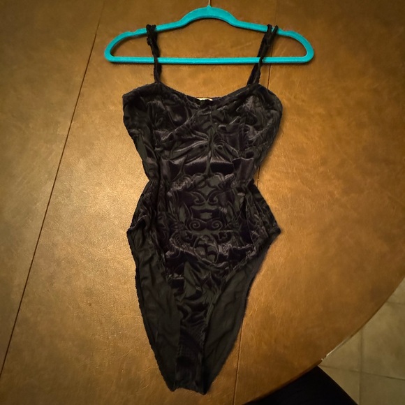 CHANCE Black Velvet and Mesh Body Suit - Picture 4 of 4